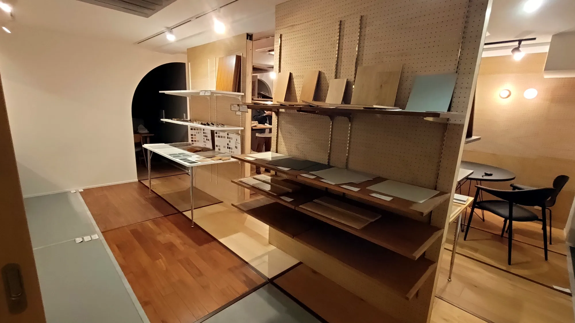 リノベラボの店内。素材サンプルの並ぶ棚と打ち合わせテーブル