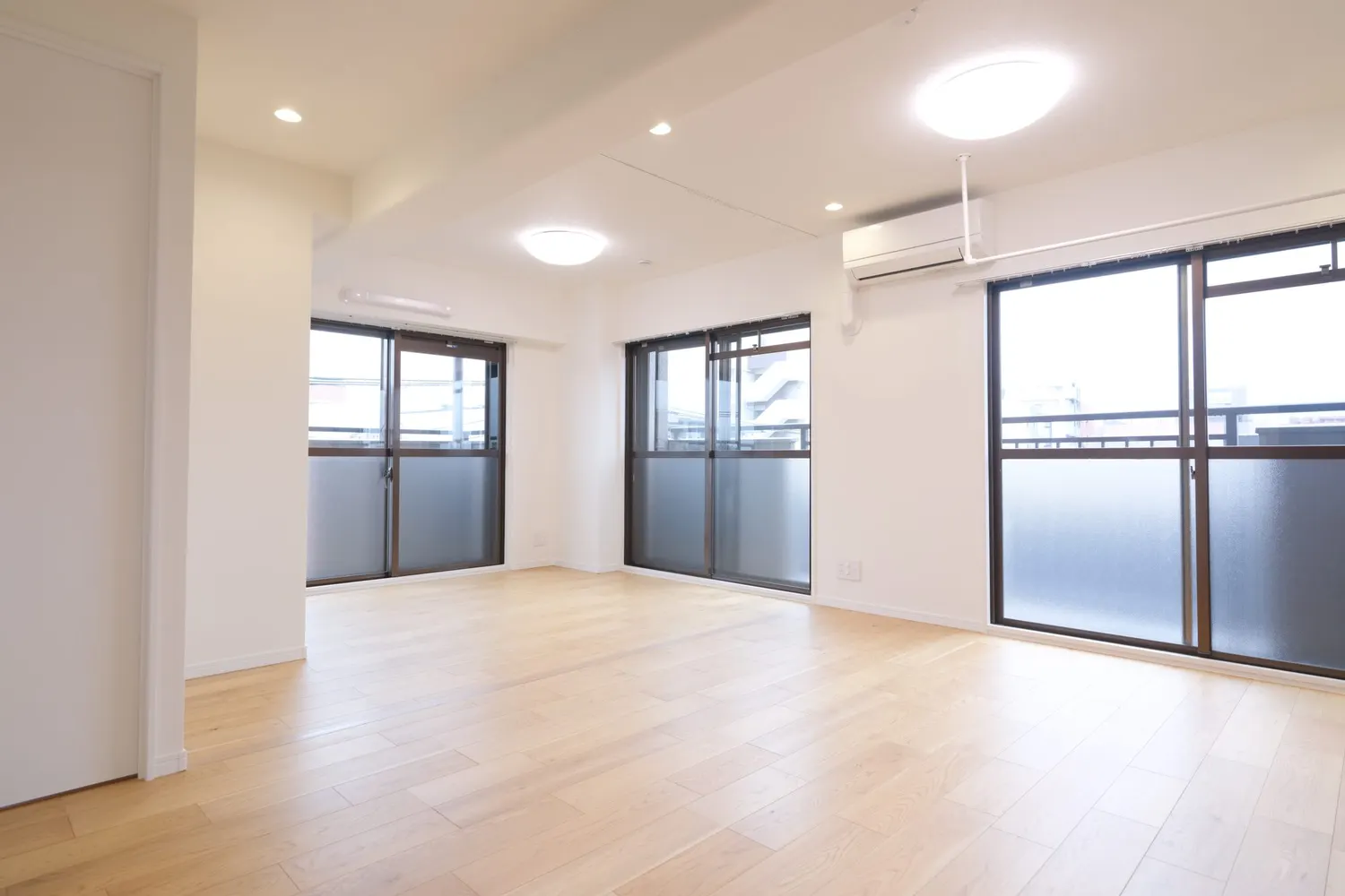 LD窓側|黒い建具と、アーチの開口(練馬区のマンション部分リノベーション事例)
