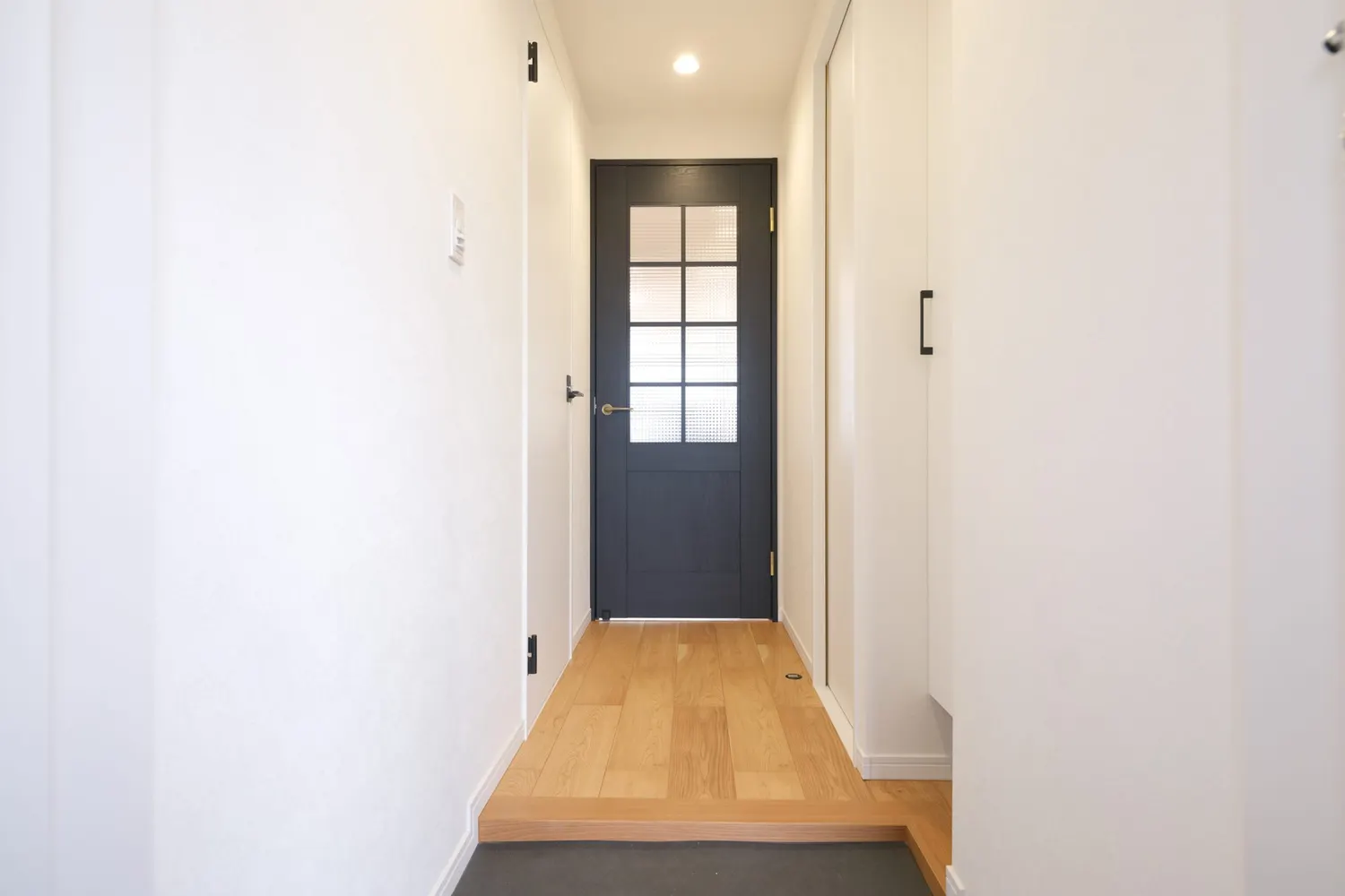 廊下|黒い建具と、アーチの開口(練馬区のマンション部分リノベーション事例)