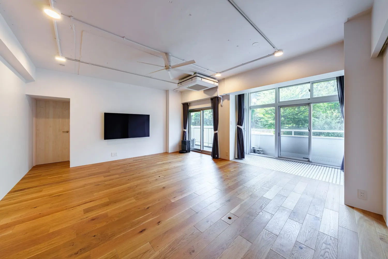 LDK窓側|造作棚と土間で、置き場所をつくる(横浜市港北区のマンション部分リノベーション事例)