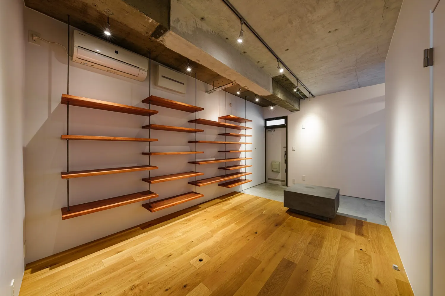 壁面棚の部屋|造作棚と土間で、置き場所をつくる(横浜市港北区のマンション部分リノベーション事例)