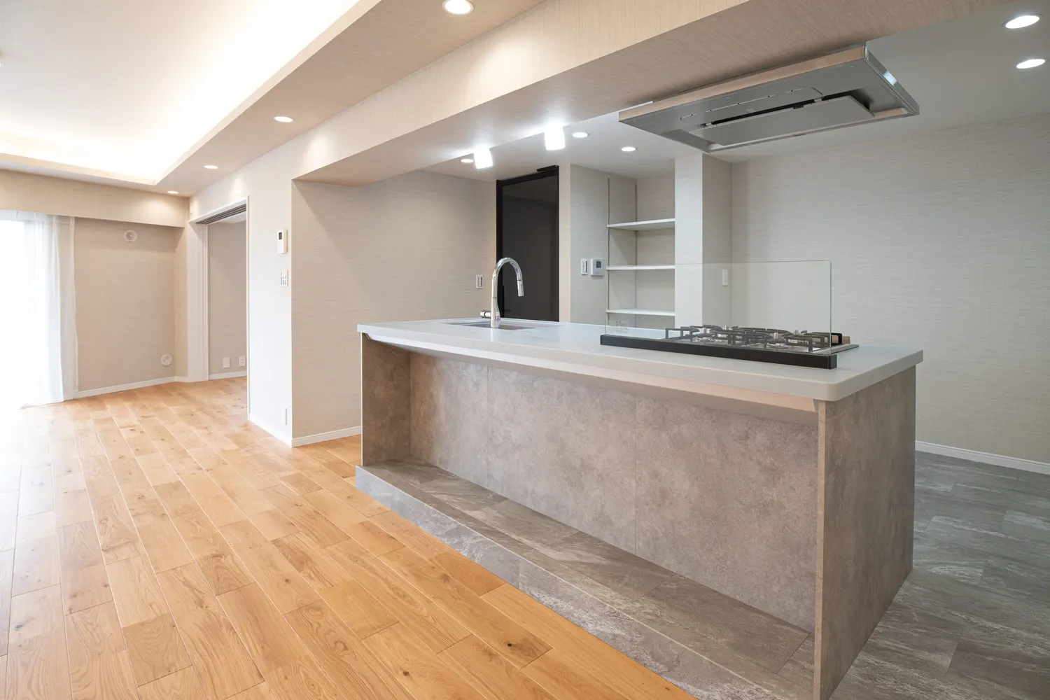 キッチン正面|アイランドキッチンを、部屋の中心に(板橋区のマンション部分リノベーション事例)
