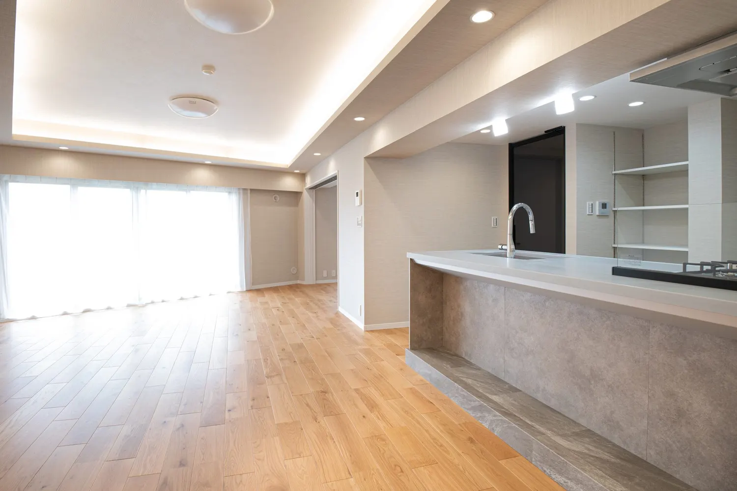 LDK|アイランドキッチンを、部屋の中心に(板橋区のマンション部分リノベーション事例)