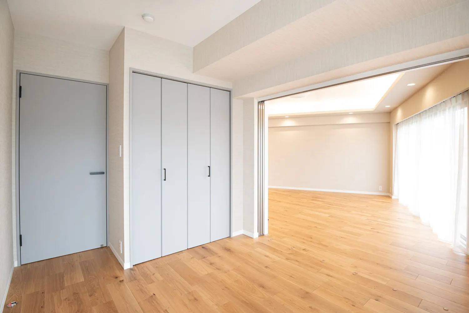 洋室|アイランドキッチンを、部屋の中心に(板橋区のマンション部分リノベーション事例)