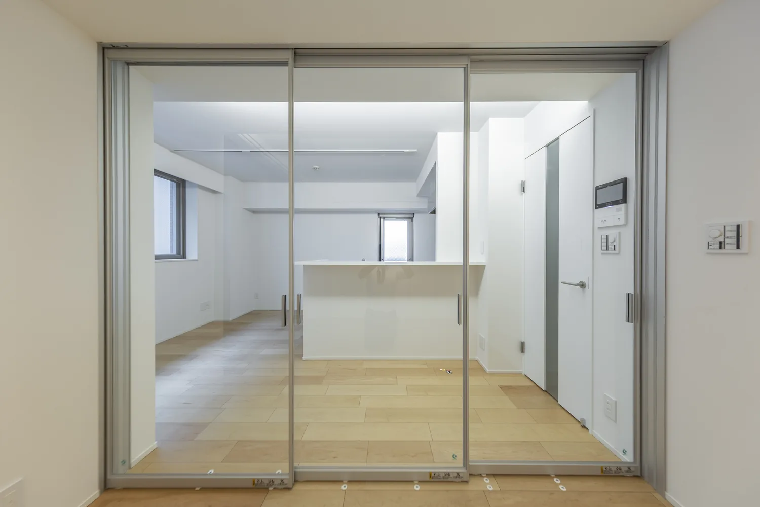 ガラス間仕切り｜白い部屋に、ガラスの間仕切り（墨田区のマンションフルリノベーション事例）