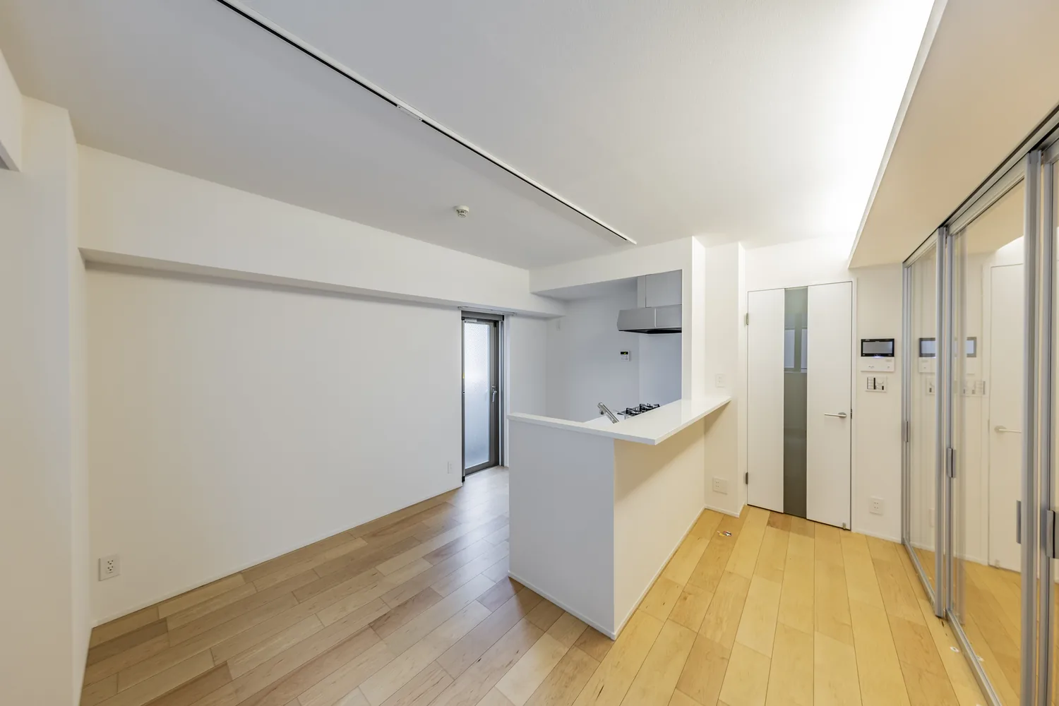 LDK｜白い部屋に、ガラスの間仕切り（墨田区のマンションフルリノベーション事例）