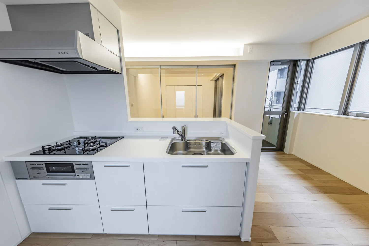 キッチン｜白い部屋に、ガラスの間仕切り（墨田区のマンションフルリノベーション事例）