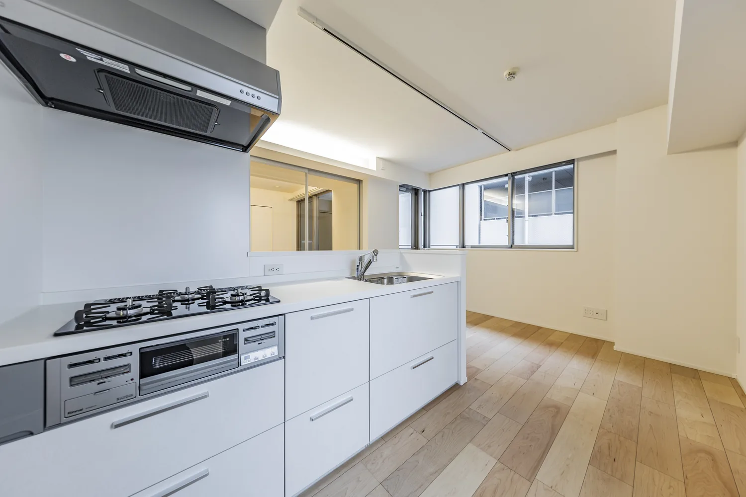 キッチン横から｜白い部屋に、ガラスの間仕切り（墨田区のマンションフルリノベーション事例）