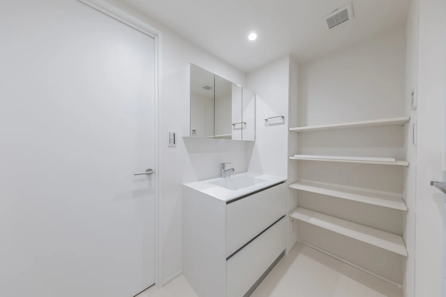 洗面と可動棚｜白い部屋に、ガラスの間仕切り（墨田区のマンションフルリノベーション事例）