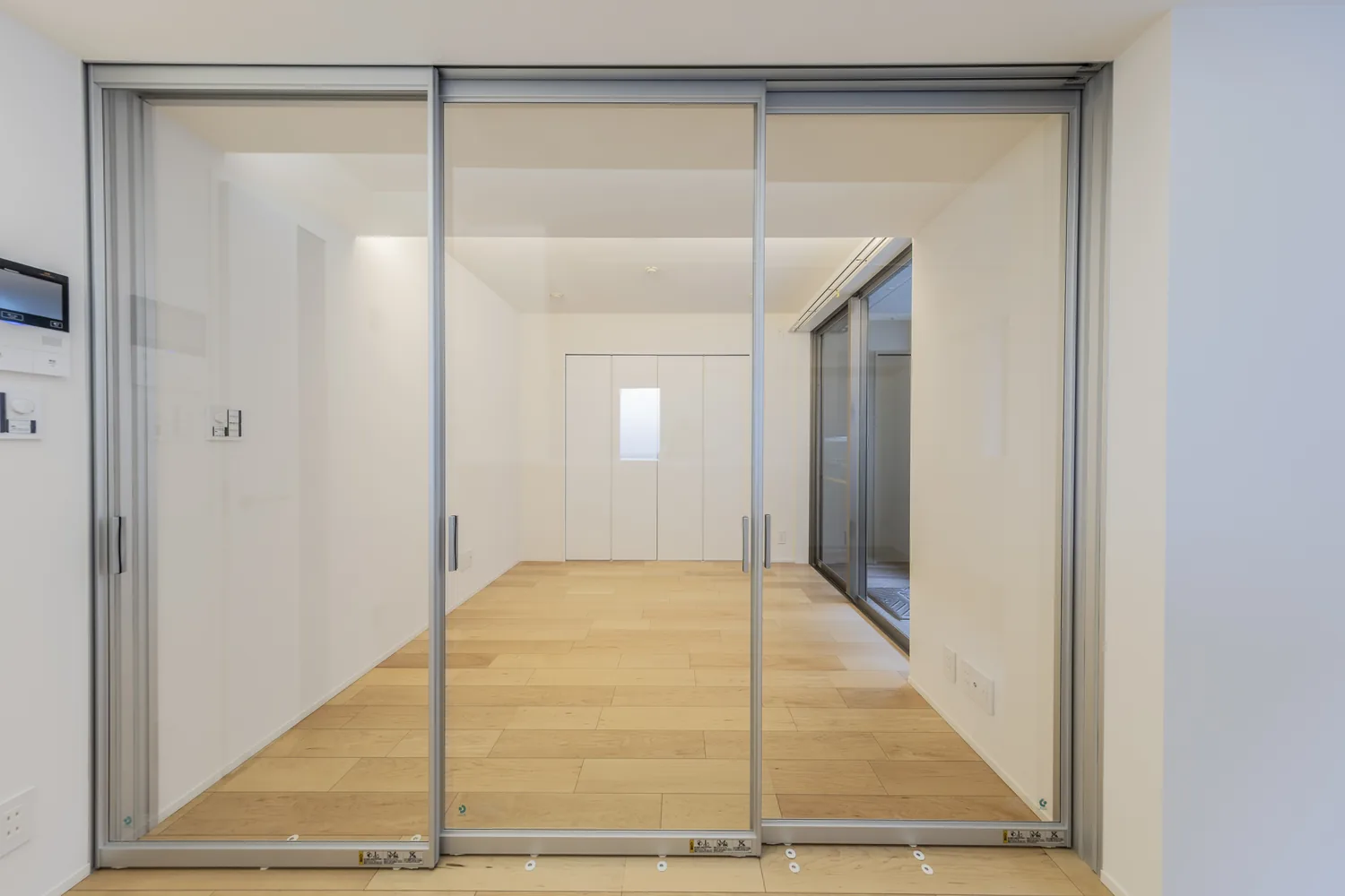 洋室ガラス戸｜白い部屋に、ガラスの間仕切り（墨田区のマンションフルリノベーション事例）