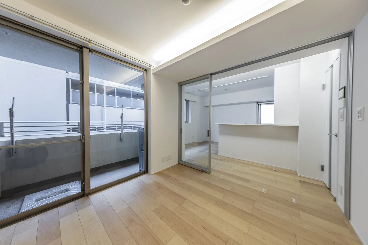 LD窓側｜白い部屋に、ガラスの間仕切り（墨田区のマンションフルリノベーション事例）