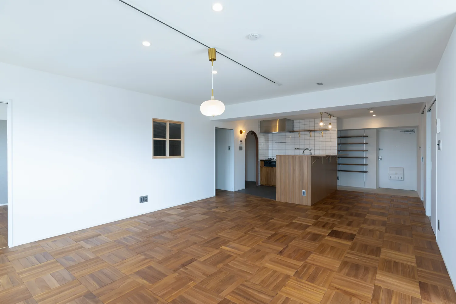 LDKキッチン側｜アーチをくぐって、青緑の部屋へ（柏市のマンションフルリノベーション事例）