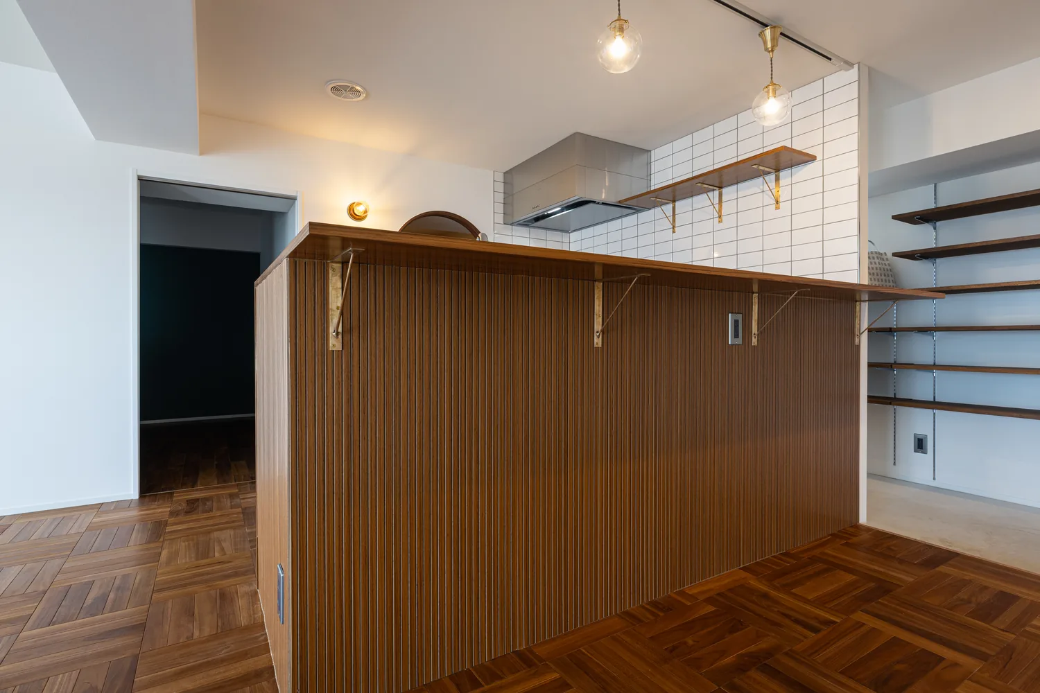 木目のキッチン｜アーチをくぐって、青緑の部屋へ（柏市のマンションフルリノベーション事例）