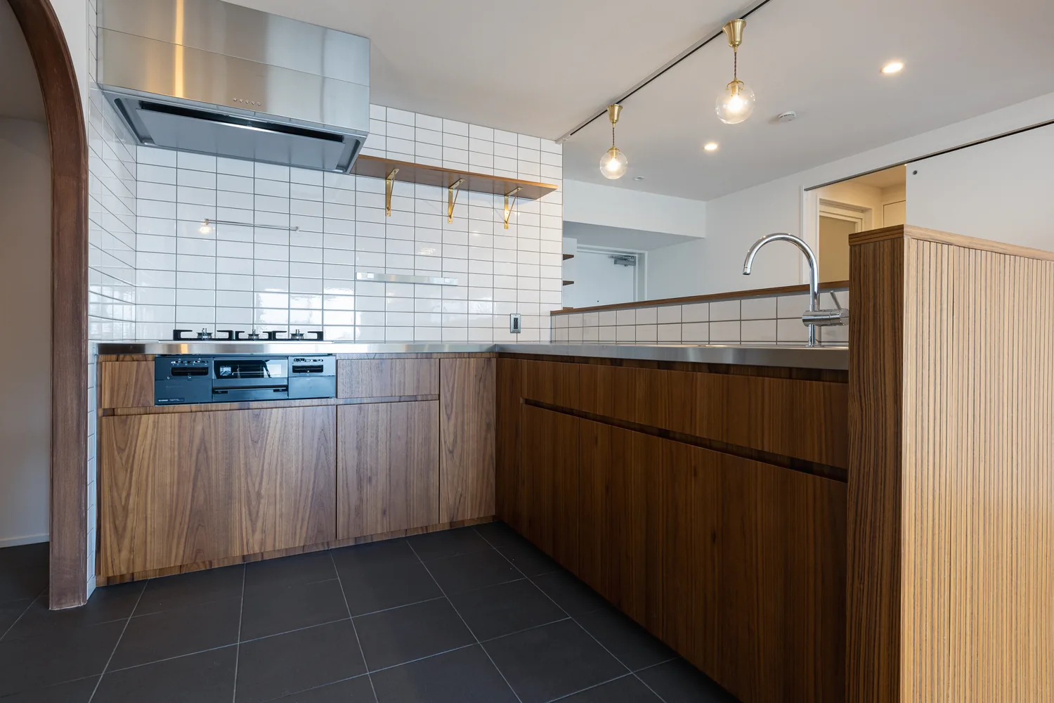 タイルのキッチン｜アーチをくぐって、青緑の部屋へ（柏市のマンションフルリノベーション事例）