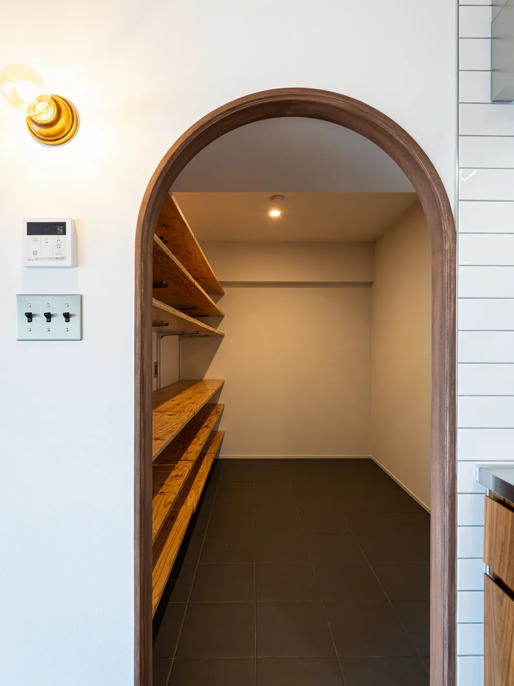アーチ開口｜アーチをくぐって、青緑の部屋へ（柏市のマンションフルリノベーション事例）