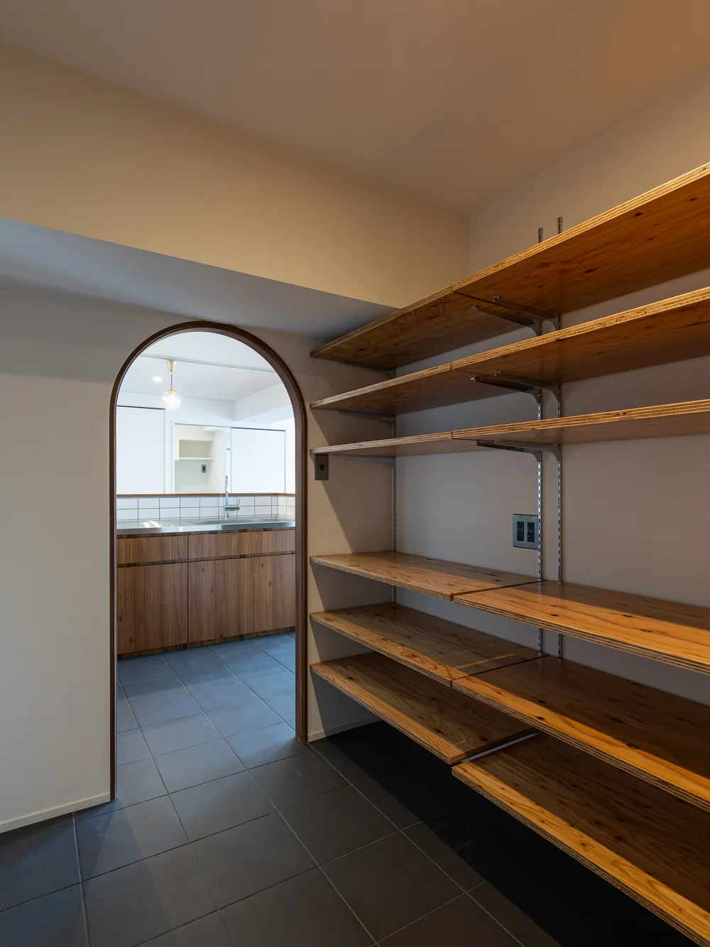造作棚｜アーチをくぐって、青緑の部屋へ（柏市のマンションフルリノベーション事例）