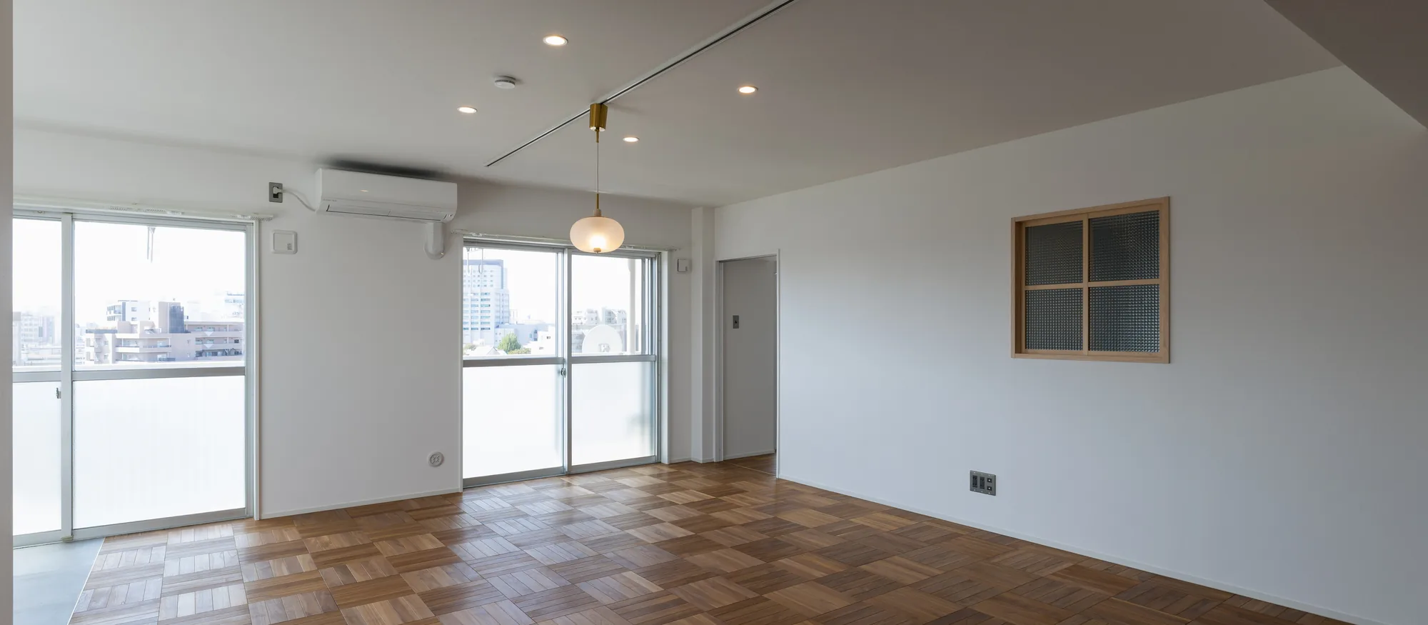 アーチをくぐって、青緑の部屋へ｜柏市のマンションフルリノベーション事例のLDK