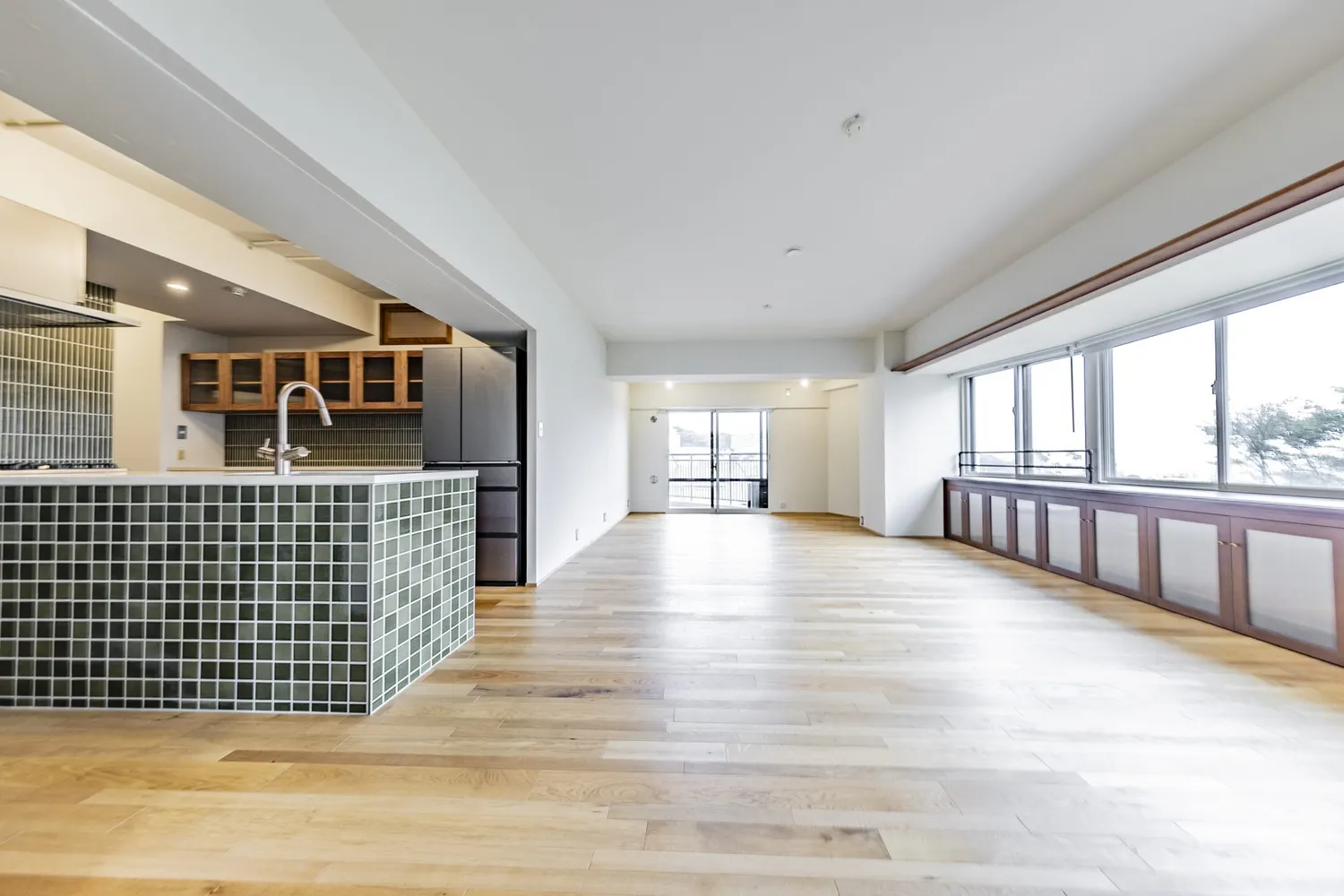 キッチンタイル｜無垢の床と、グリーンタイルのキッチン（稲城市のマンション部分リノベーション事例）