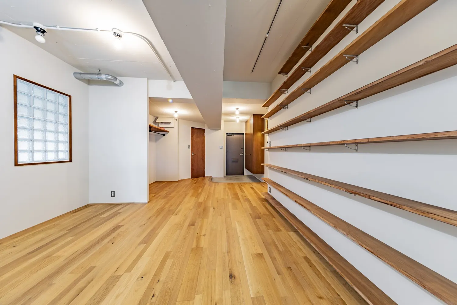壁面造作棚｜無垢の床と、グリーンタイルのキッチン（稲城市のマンション部分リノベーション事例）