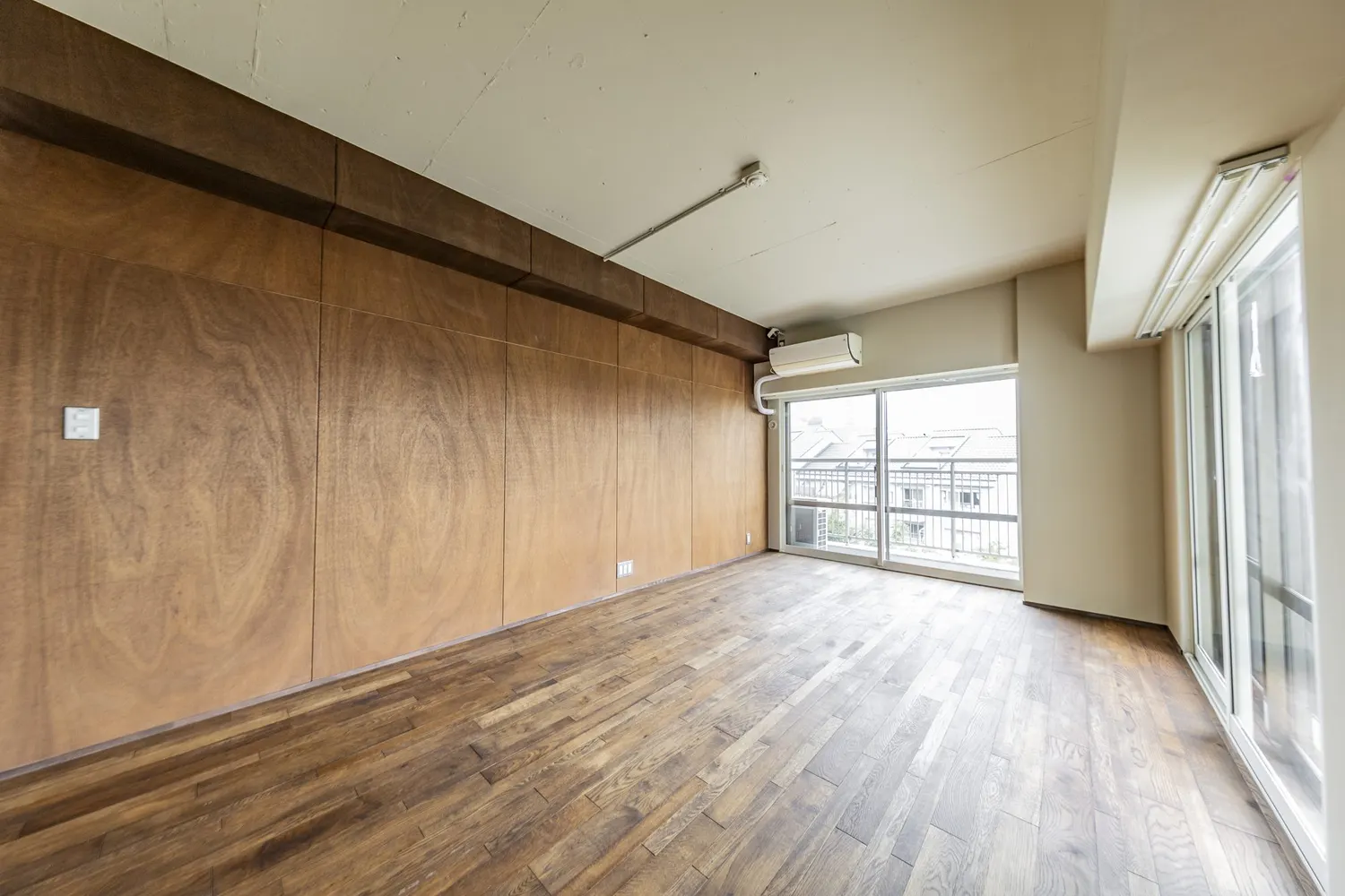 洋室｜無垢の床と、グリーンタイルのキッチン（稲城市のマンション部分リノベーション事例）