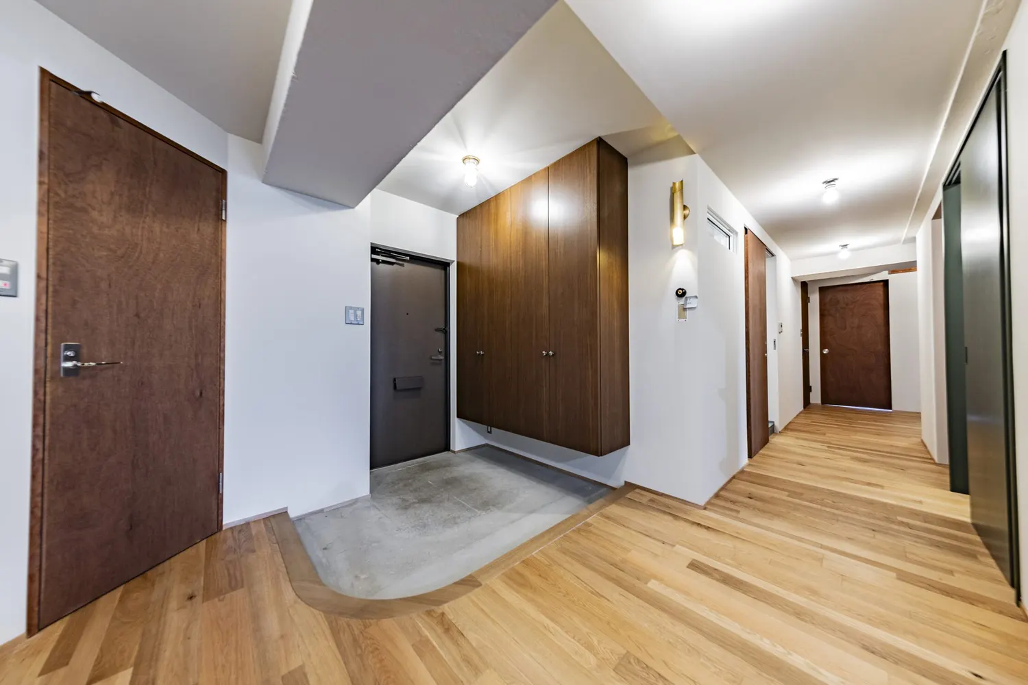 玄関土間｜無垢の床と、グリーンタイルのキッチン（稲城市のマンション部分リノベーション事例）