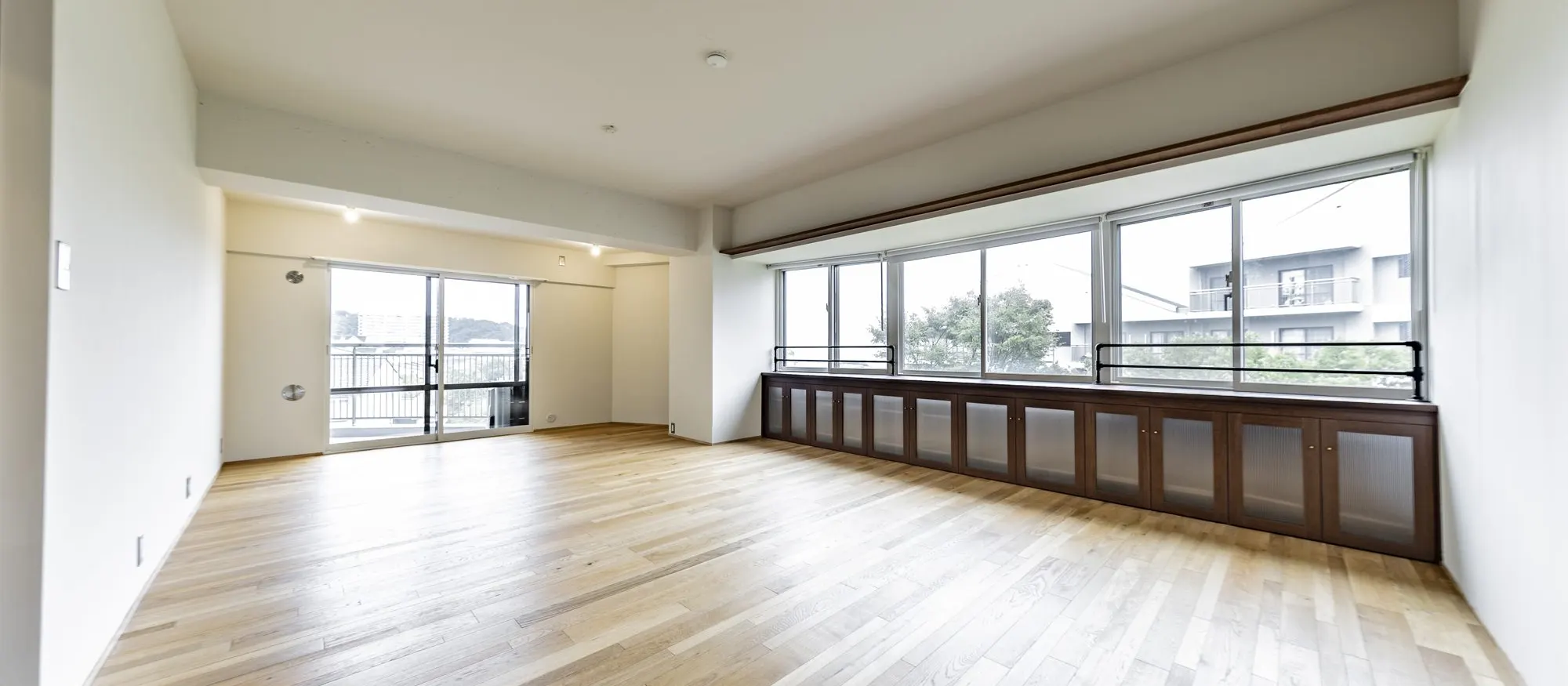 無垢の床と、グリーンタイルのキッチン｜稲城市のマンション部分リノベーション事例のLDK