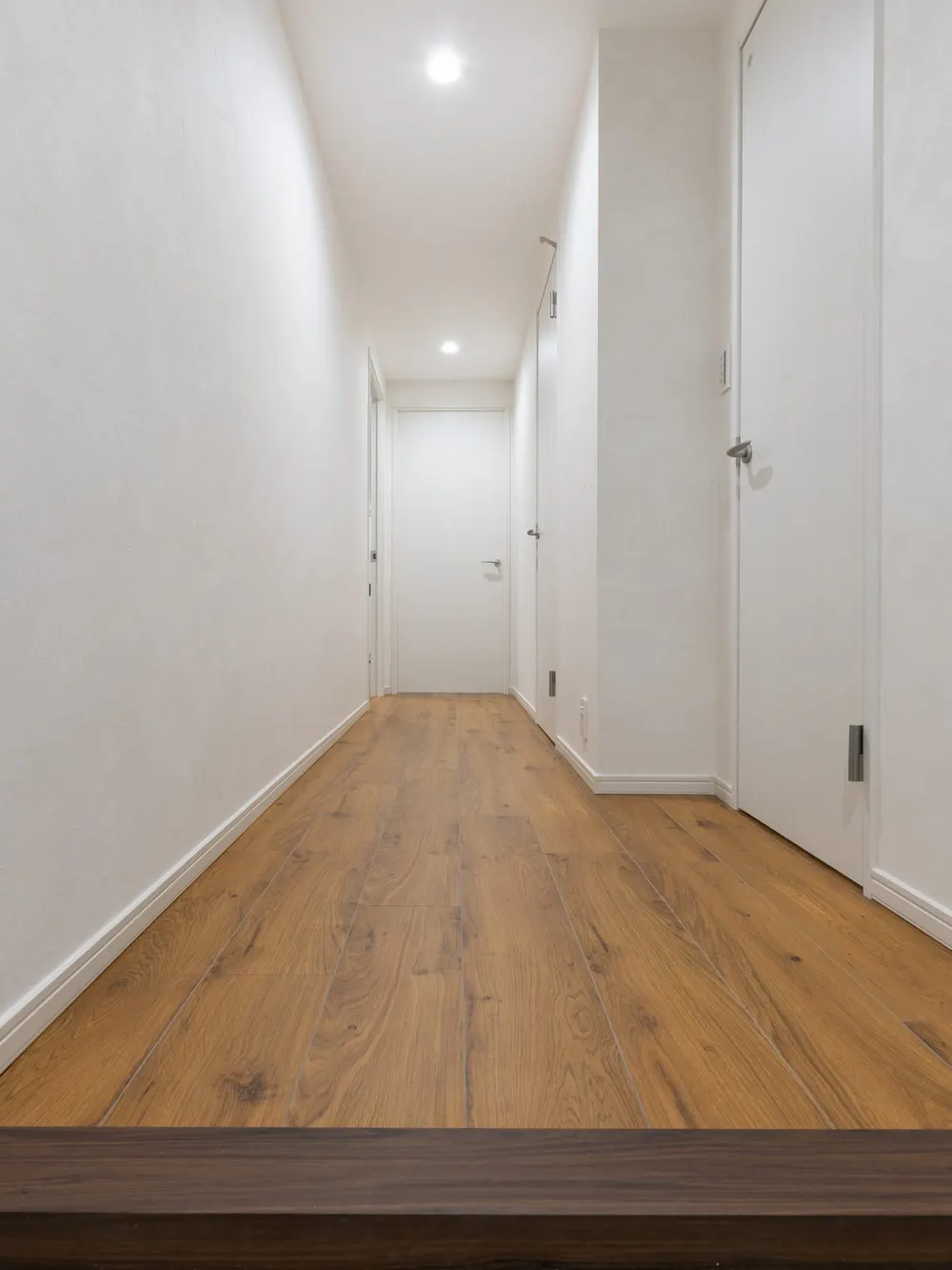 室内窓|玄関に土間、室内に木枠の窓(世田谷区のマンション部分リノベーション事例)