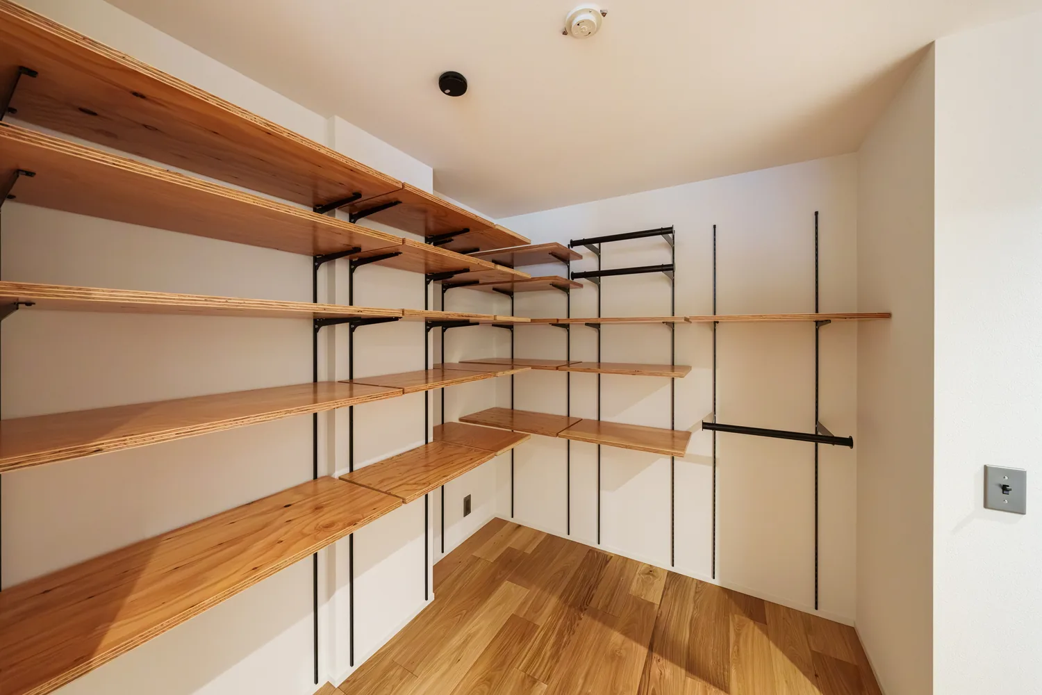 造作棚の部屋｜木の天井と、アイアンの棚（横浜市港北区のマンションフルリノベーション事例）