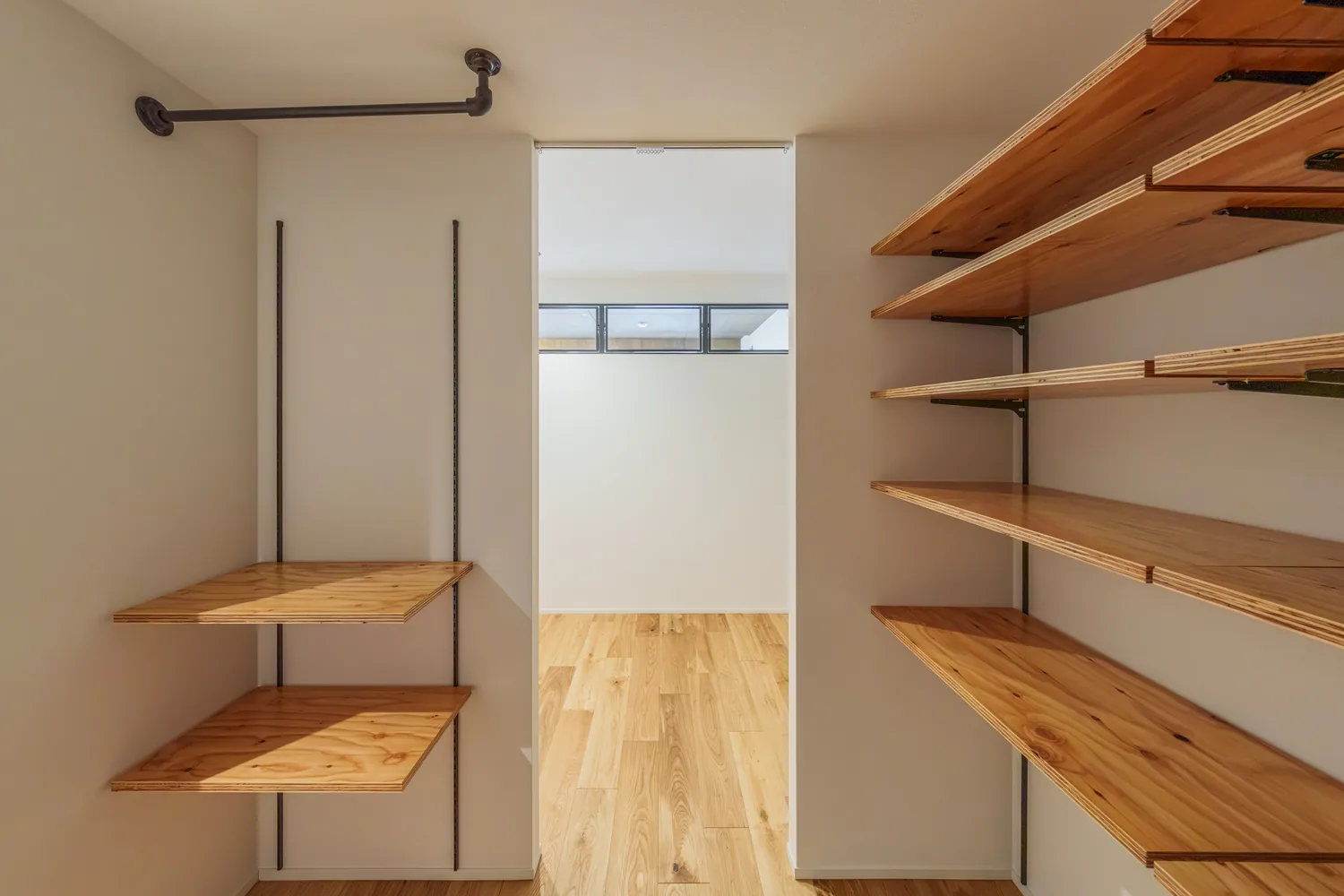 可動棚｜木の天井と、アイアンの棚（横浜市港北区のマンションフルリノベーション事例）