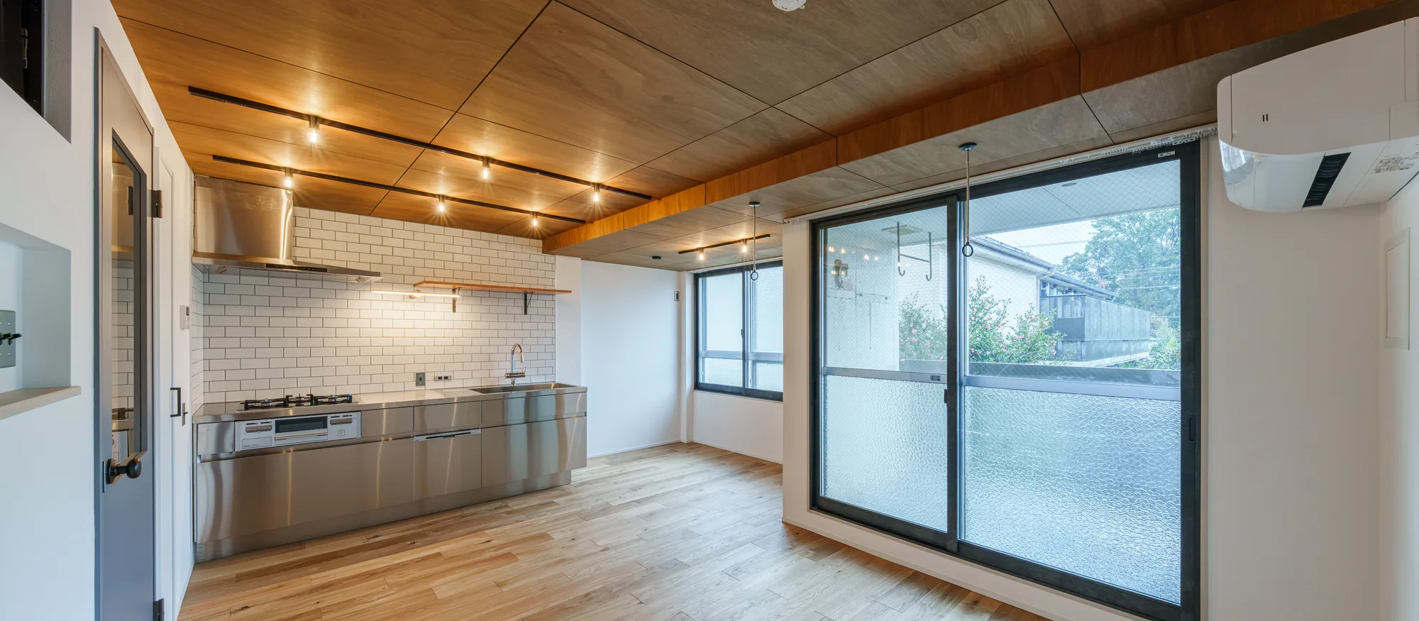 木の天井と、アイアンの棚｜横浜市港北区のマンションフルリノベーション事例のLDK