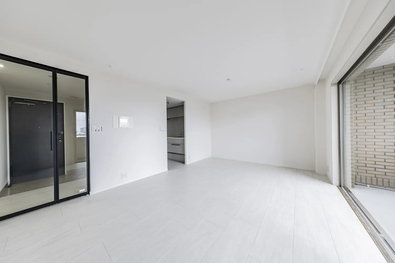 LDガラス建具｜白を基調に、黒枠のガラス建具で締める（大田区のマンション部分リノベーション事例）