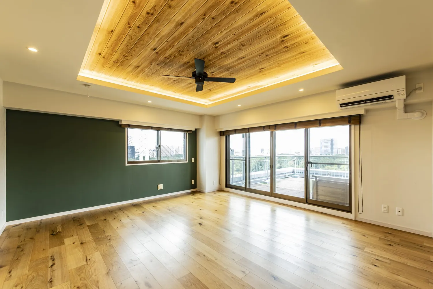 LDK板張り天井|板張りの天井に、照明を仕込む(江東区のマンション部分リノベーション事例)