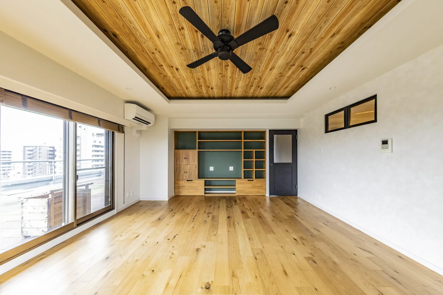 LDK造作棚|板張りの天井に、照明を仕込む(江東区のマンション部分リノベーション事例)