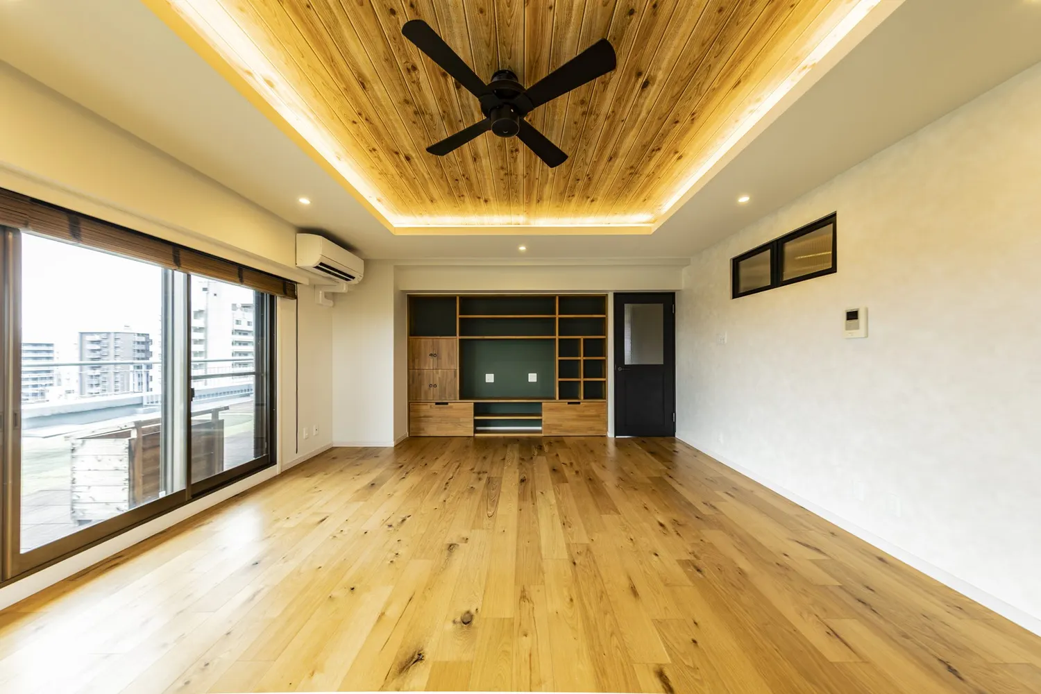LDK間接照明|板張りの天井に、照明を仕込む(江東区のマンション部分リノベーション事例)