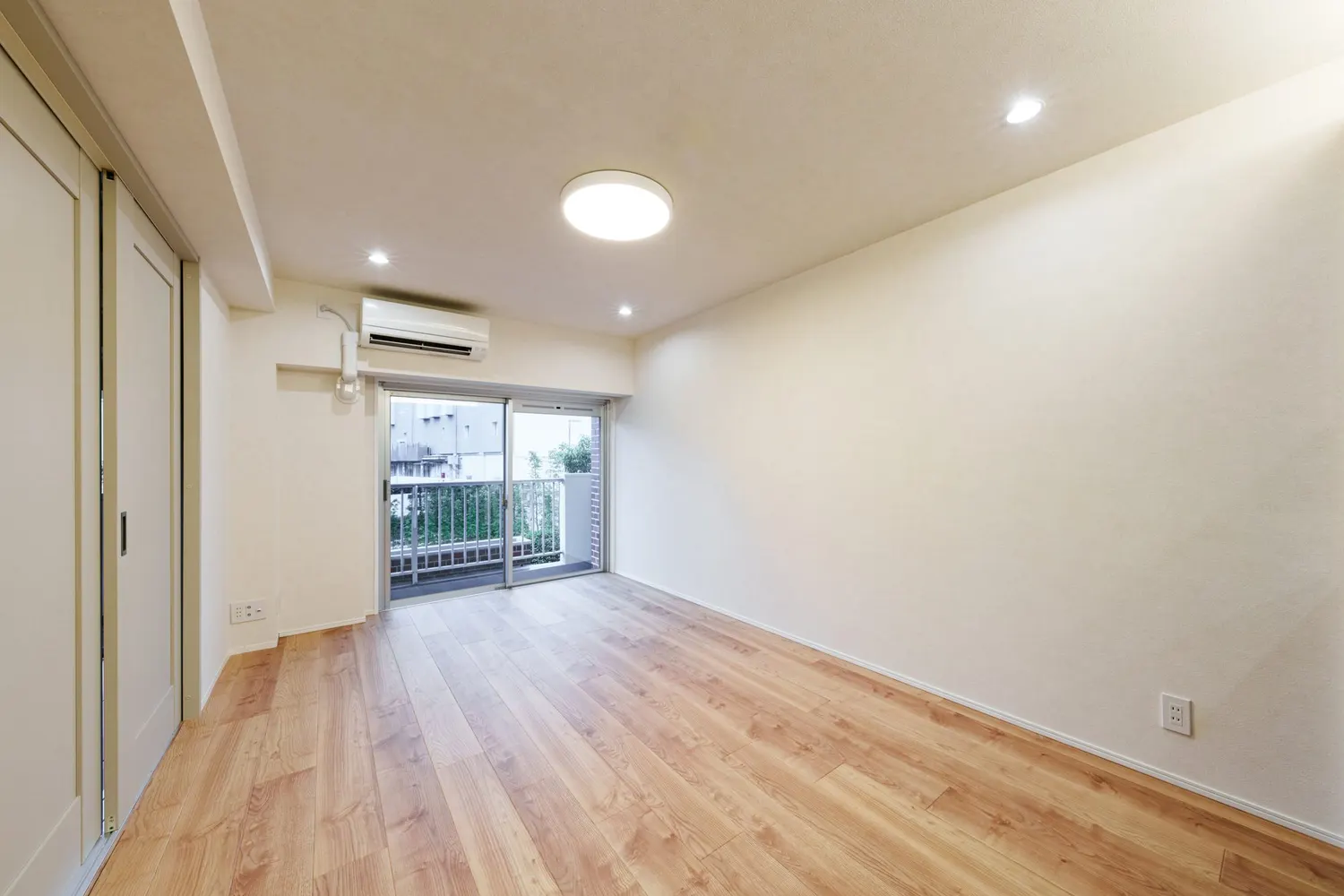 LD窓側｜キッチンを替えて、床を張り替える（渋谷区のマンション部分リノベーション事例）